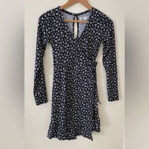 Like New Hollister Black and White Floral Long Sleeve Dress